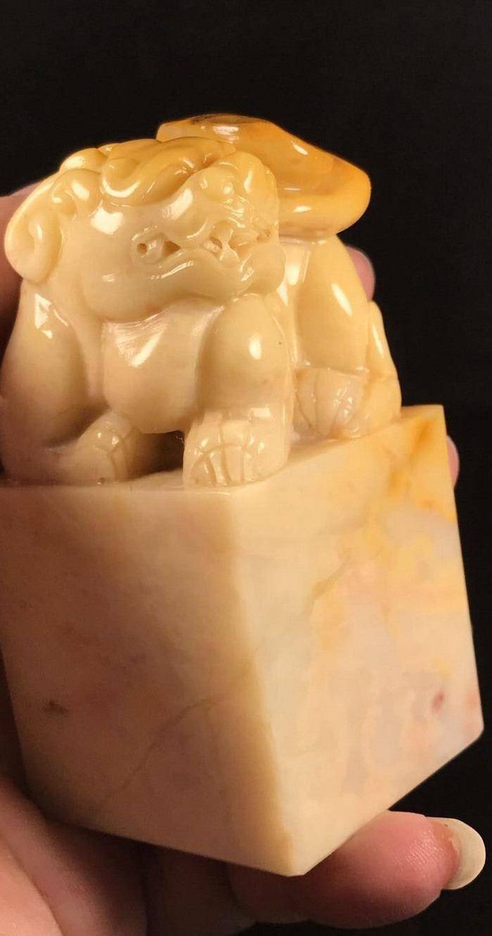 台湾回流 精品寿山石老性掘性脱蛋三彩黄花芙蓉古兽大雕钮!图6