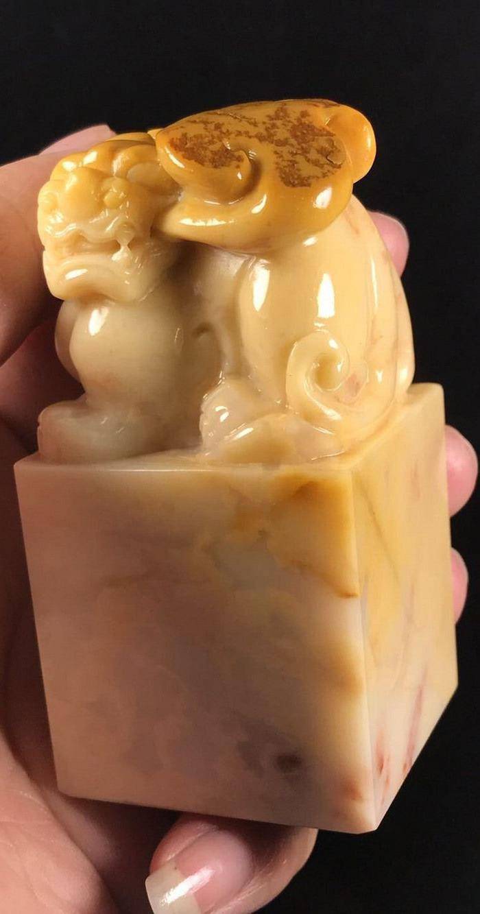台湾回流 精品寿山石老性掘性脱蛋三彩黄花芙蓉古兽大雕钮!图7