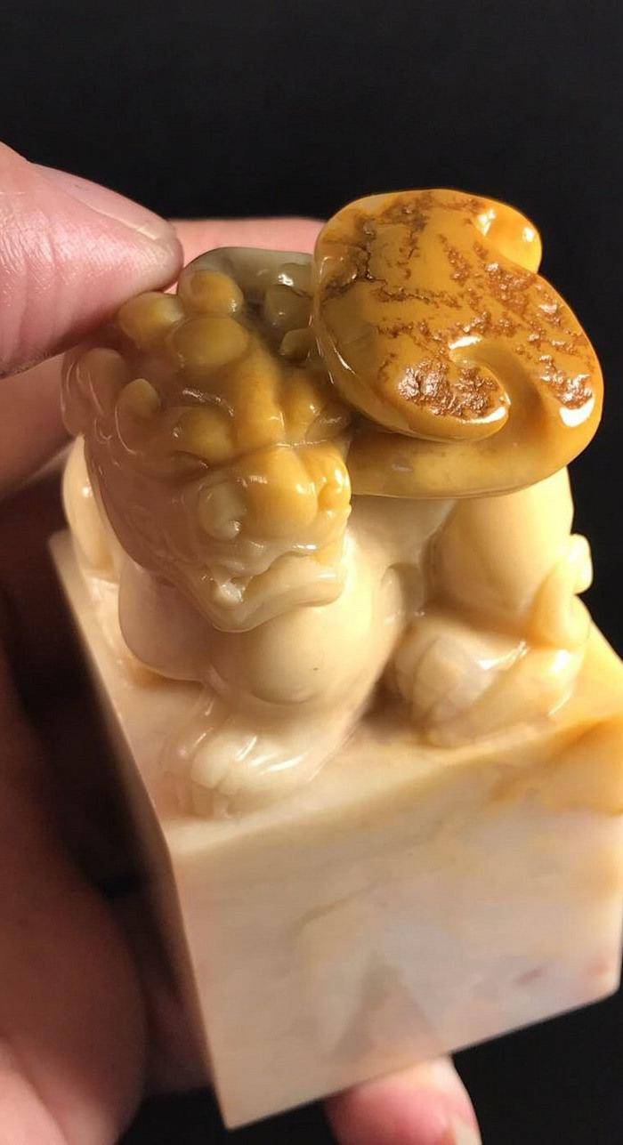 台湾回流 精品寿山石老性掘性脱蛋三彩黄花芙蓉古兽大雕钮!图8