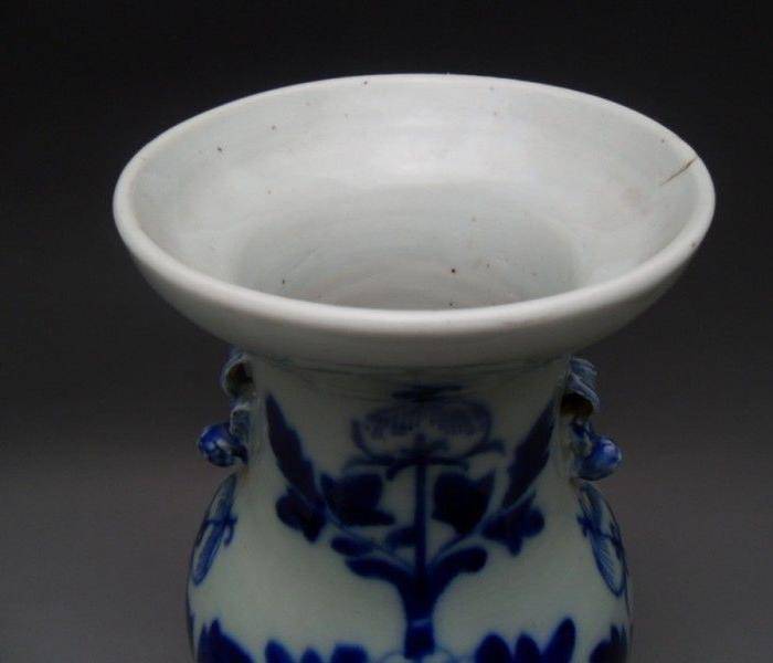 37.清代 豆青釉花卉牡丹大瓶图4