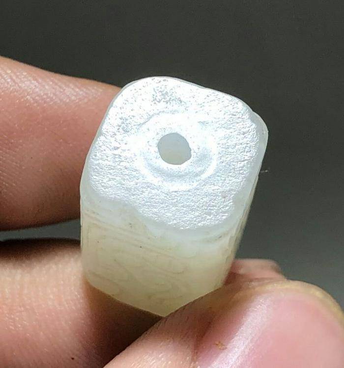 清 和田白玉 一级白 饕餮纹 方楞珠 手工雕刻 工艺十分精细 包浆老厚图2
