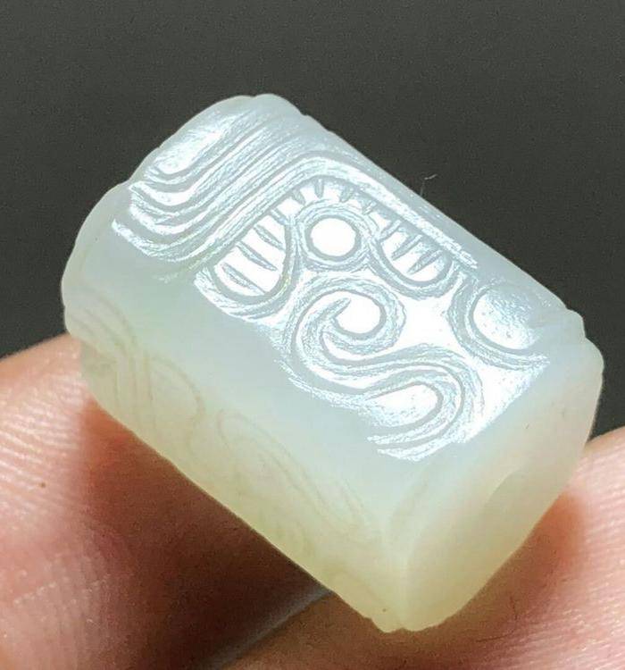 清 和田白玉 一级白 饕餮纹 方楞珠 手工雕刻 工艺十分精细 包浆老厚图3
