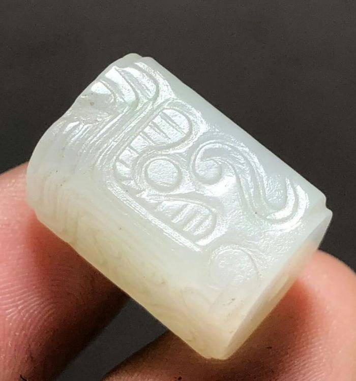 清 和田白玉 一级白 饕餮纹 方楞珠 手工雕刻 工艺十分精细 包浆老厚图5