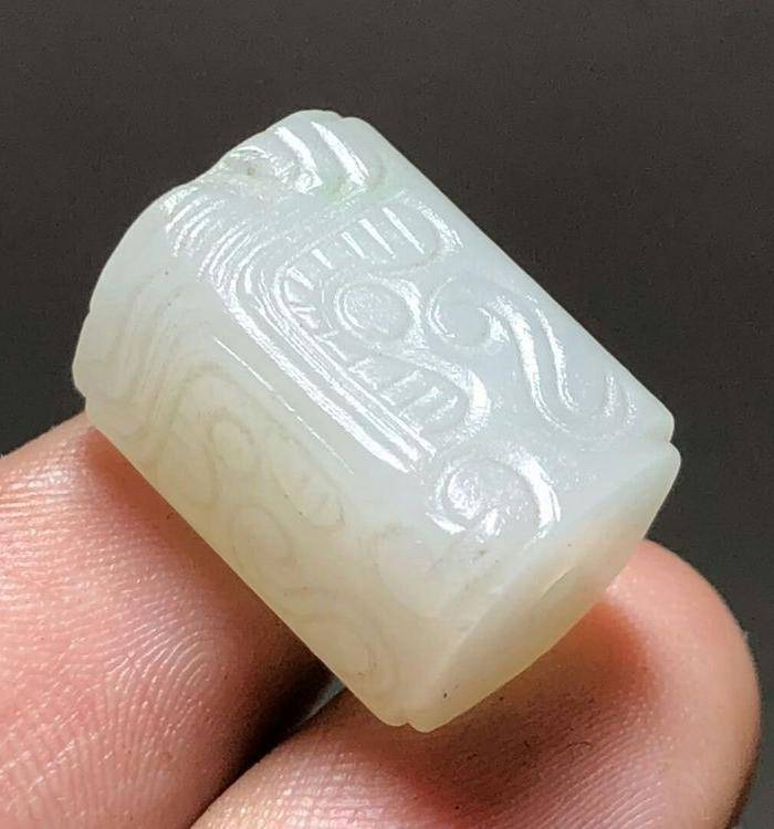 清 和田白玉 一级白 饕餮纹 方楞珠 手工雕刻 工艺十分精细 包浆老厚图6