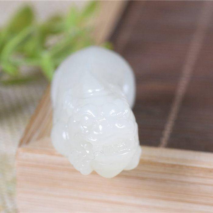 和田玉 籽玉 洒金皮 招财貔貅 守护纳福图6