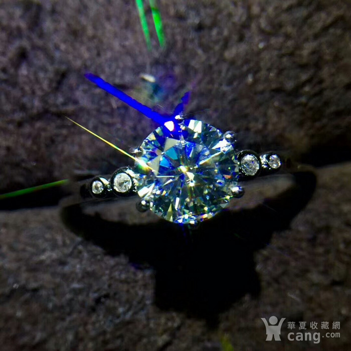镶嵌材质:莫桑比克钻石,火彩光芒,发出色彩斑斓.