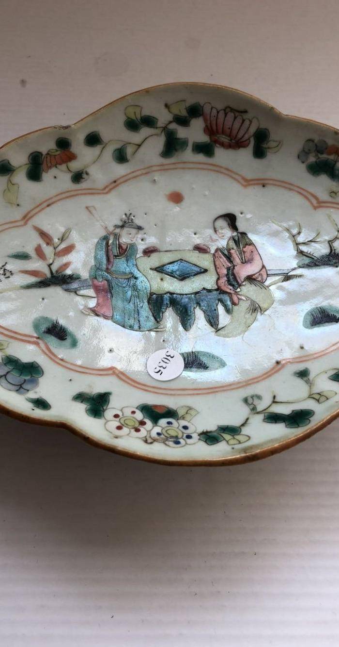 晚清粉彩人物海棠盘图3
