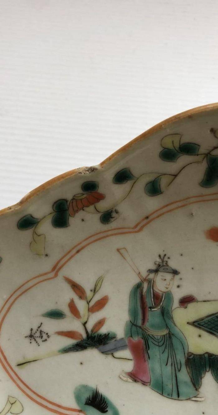 晚清粉彩人物海棠盘图9