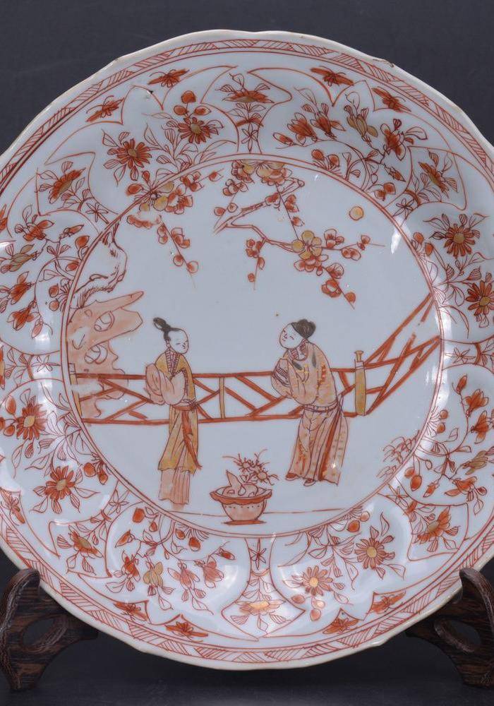 康熙 压花 矾红描金西厢记 图盘一对图2