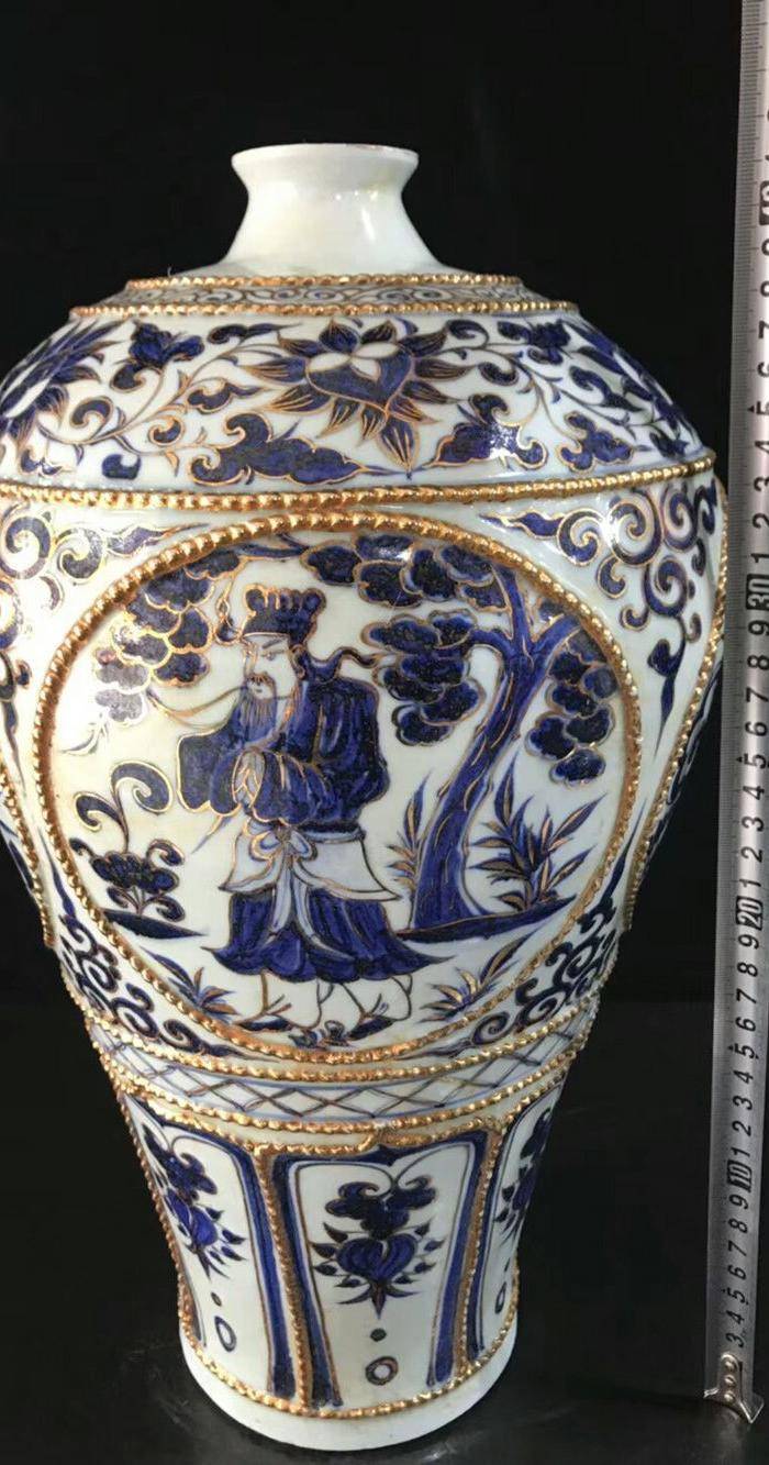 元 代青花鎏金开光人物故事纹梅瓶图8