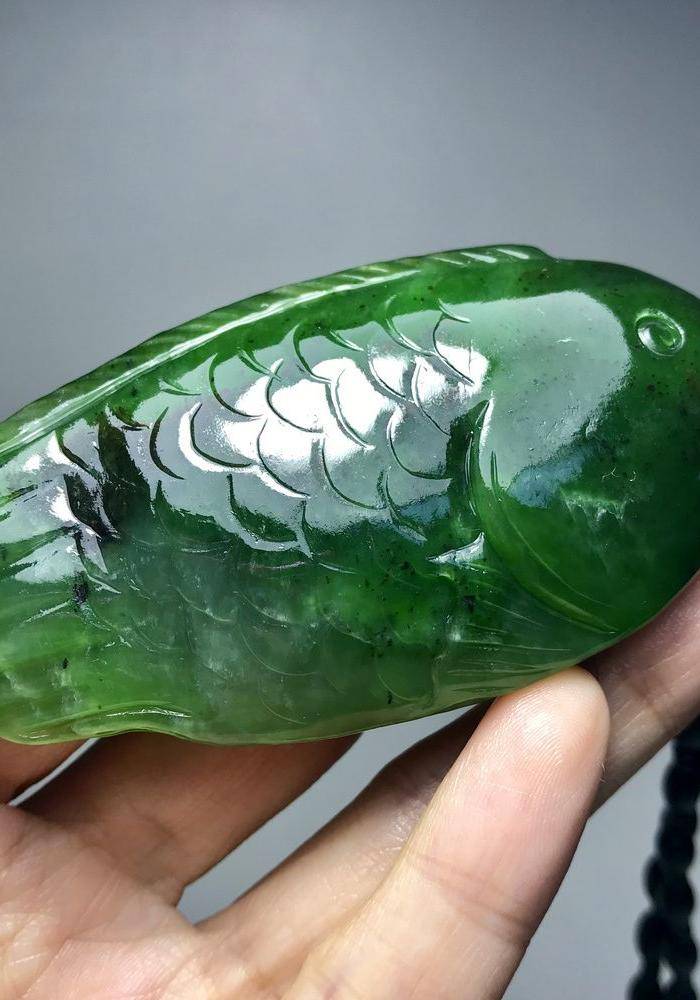 纯天然和田玉菠菜绿碧玉鱼形大挂件!富贵有鱼!图2
