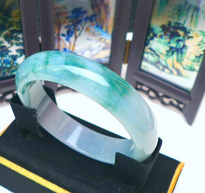 金牌 冰润飘绿宽边手镯图4