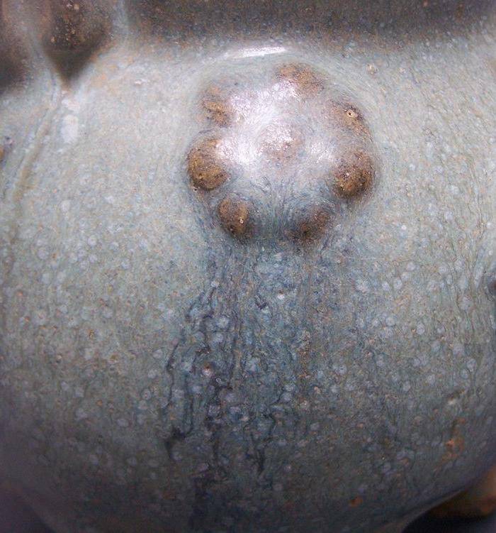均窑天青釉贴花双耳三足炉图5