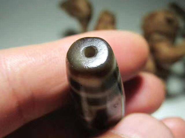 至臻至纯 藏传 爆老 六眼天珠 包浆老道 手感油润 润入胎骨 如膏如图6