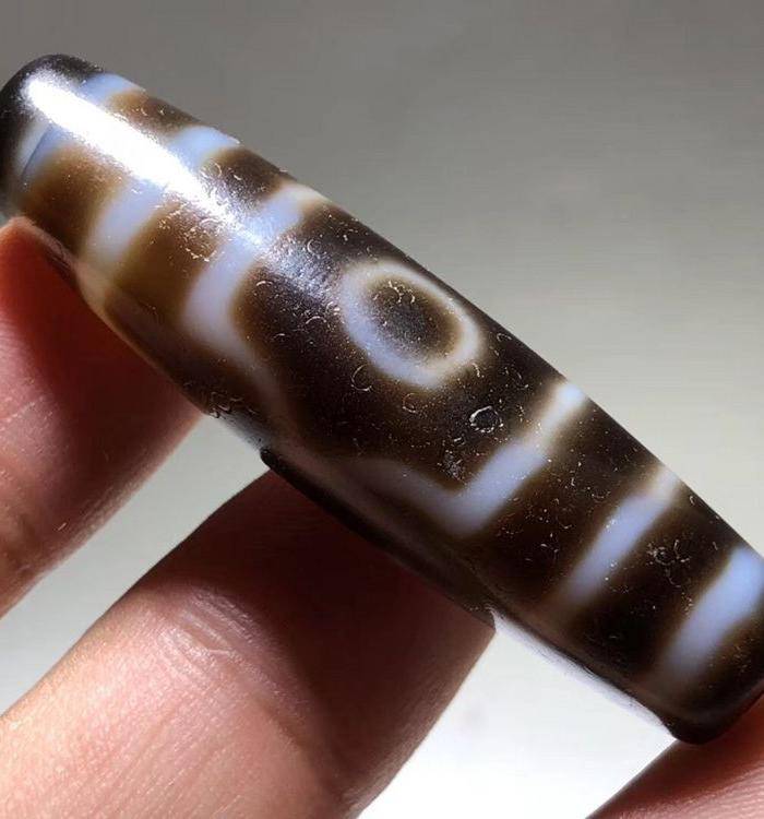 明代 藏传 至纯三眼 玛瑙天珠 手工制作 工艺 钥匙孔 包浆熟润 润到图3
