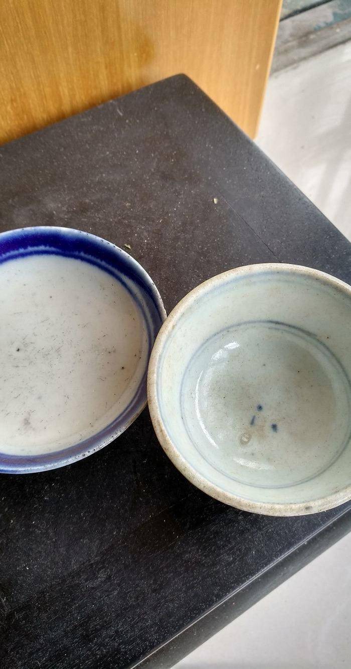 清代青花小茶杯和一小碟。图2