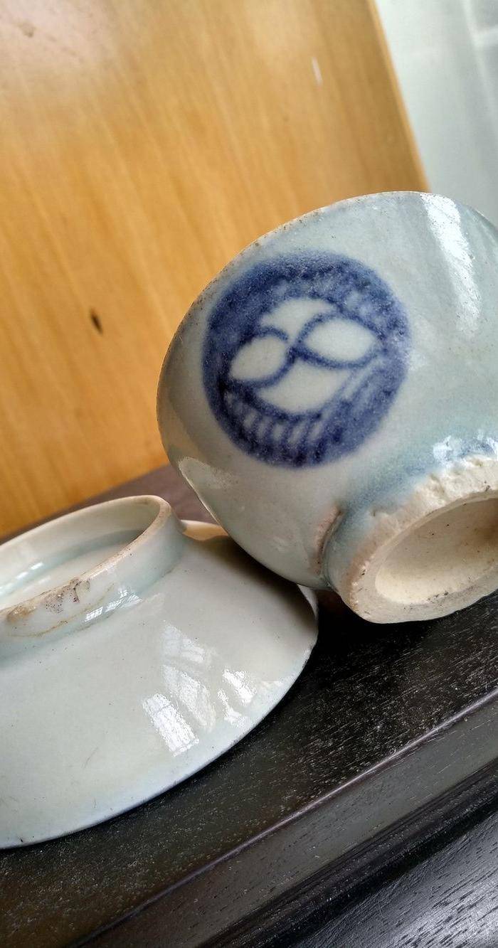 清代青花小茶杯和一小碟。图3