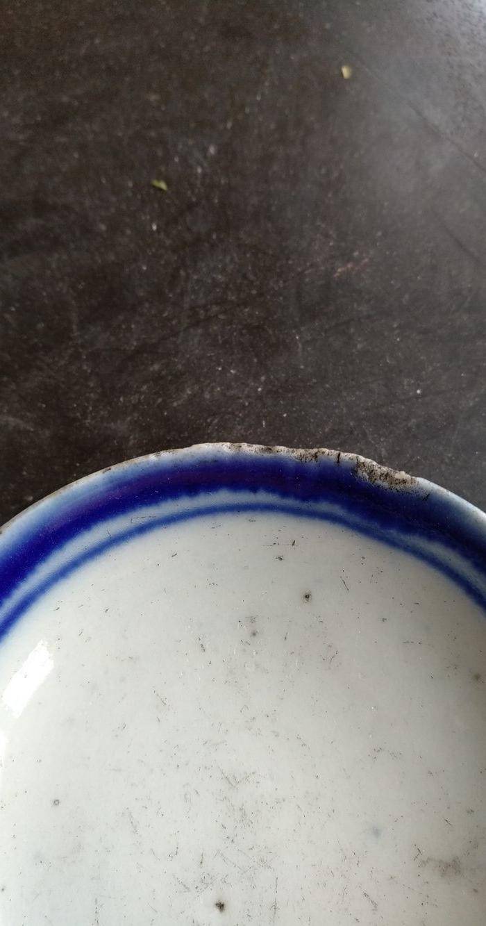 清代青花小茶杯和一小碟。图6