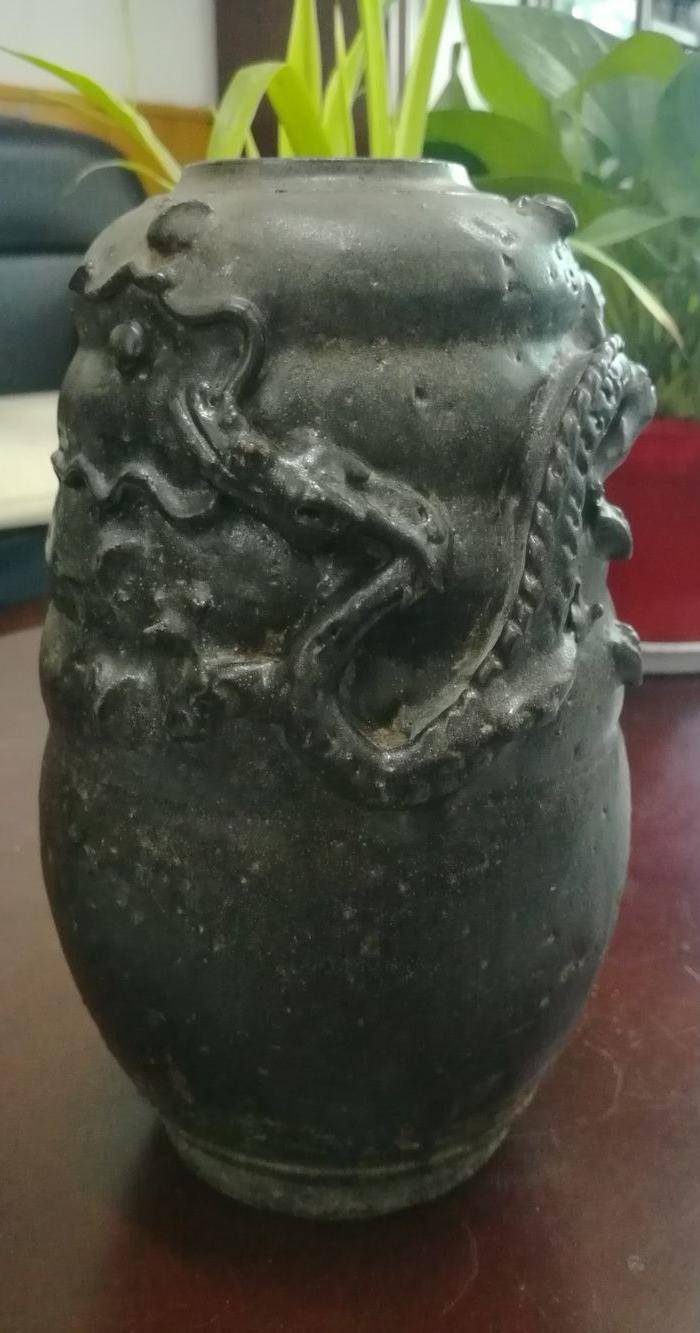 金牌 元代黑釉出脊堆塑盘龙瓶图2