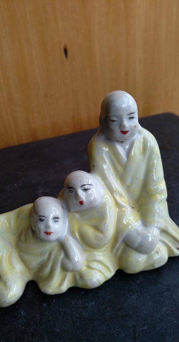民国景德镇款黄釉三合尚人物笔架,宽8Cm,高:6Cm文房佳器。图2