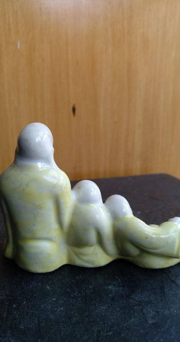 民国景德镇款黄釉三合尚人物笔架,宽8Cm,高:6Cm文房佳器。图3