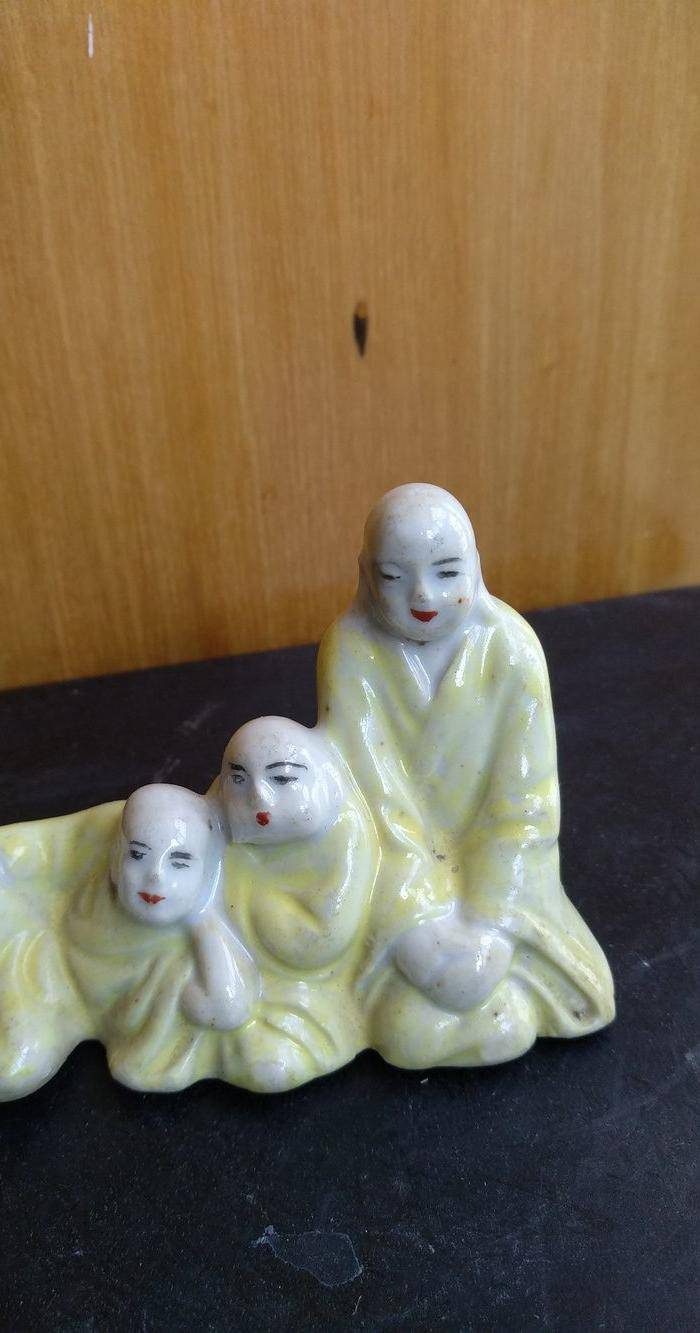 民国景德镇款黄釉三合尚人物笔架,宽8Cm,高:6Cm文房佳器。图4