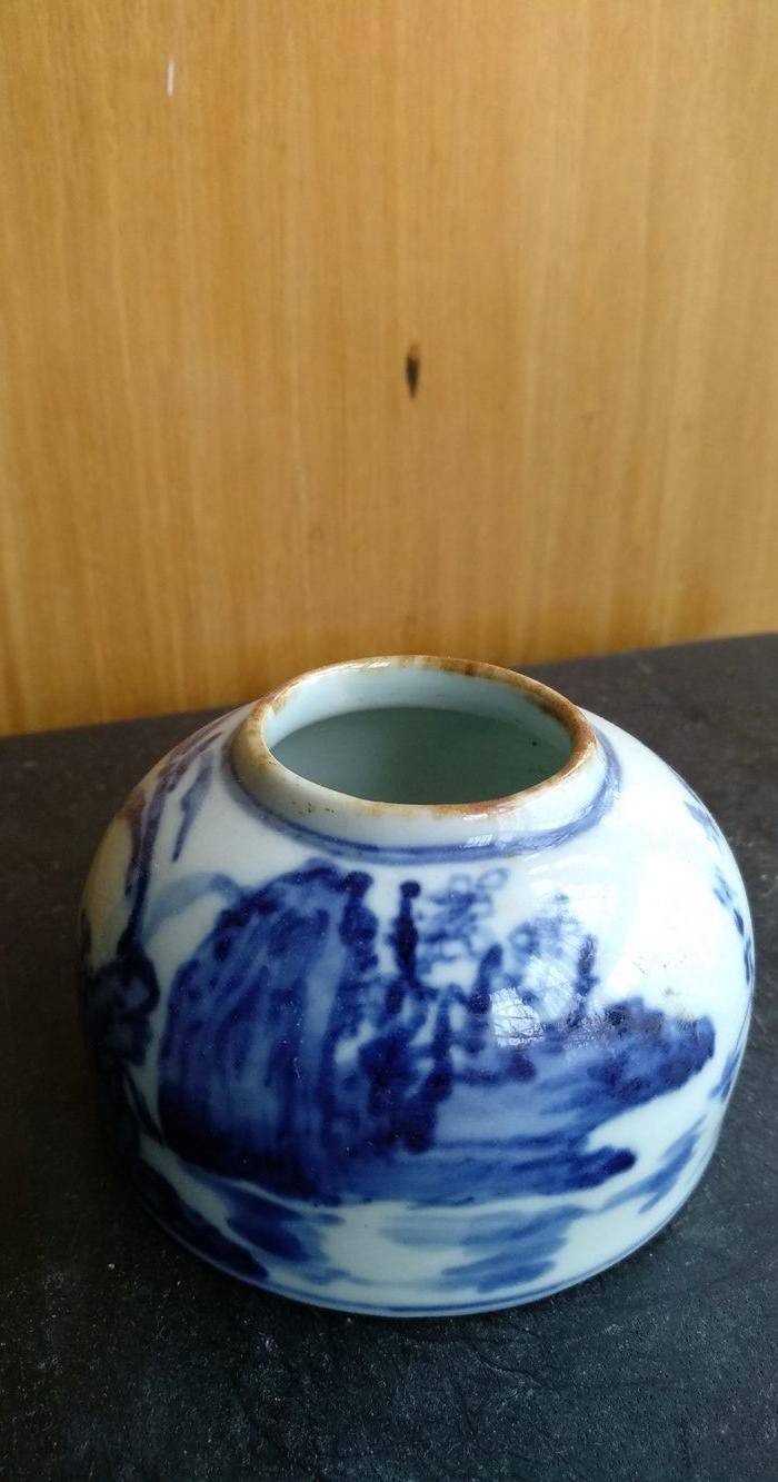 文房佳器。清晚 民国马蹄型青花水盂,高:4Cm,底径6.8Cm。图2