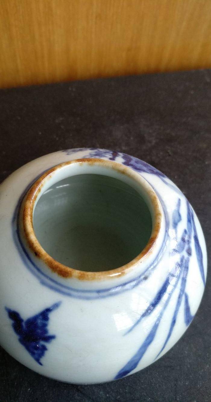 文房佳器。清晚 民国马蹄型青花水盂,高:4Cm,底径6.8Cm。图5