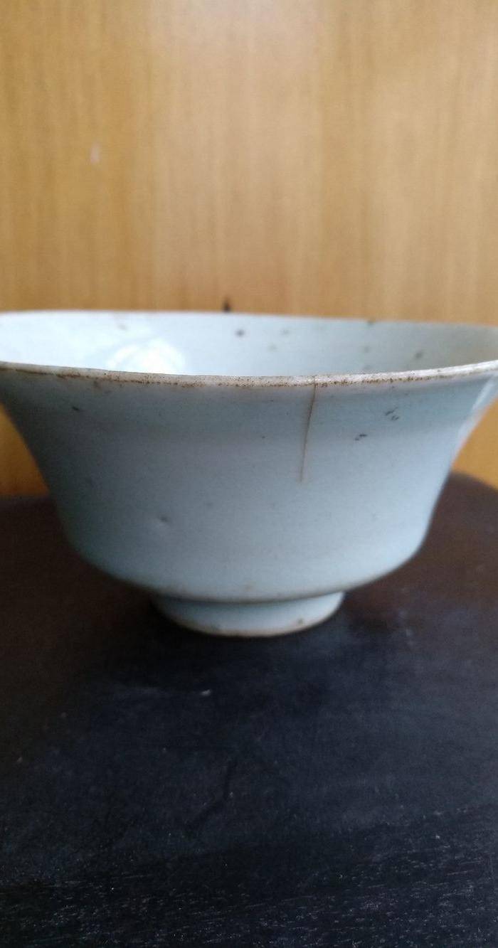 元枢府釉小底足折腰碗,高5.5Cm,口径11.4. 11Cm。图2