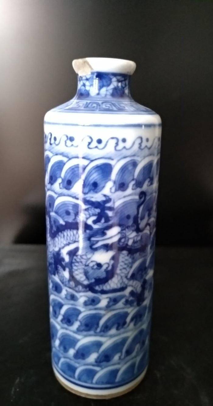 清。青花鼻烟壶,高:9.5Cm,底径3Cm。图2