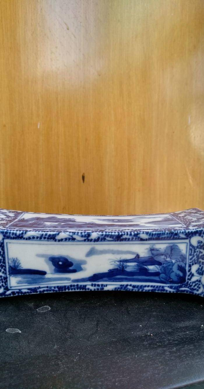清.青花山水小脉枕,宽:12.8Cm。图4