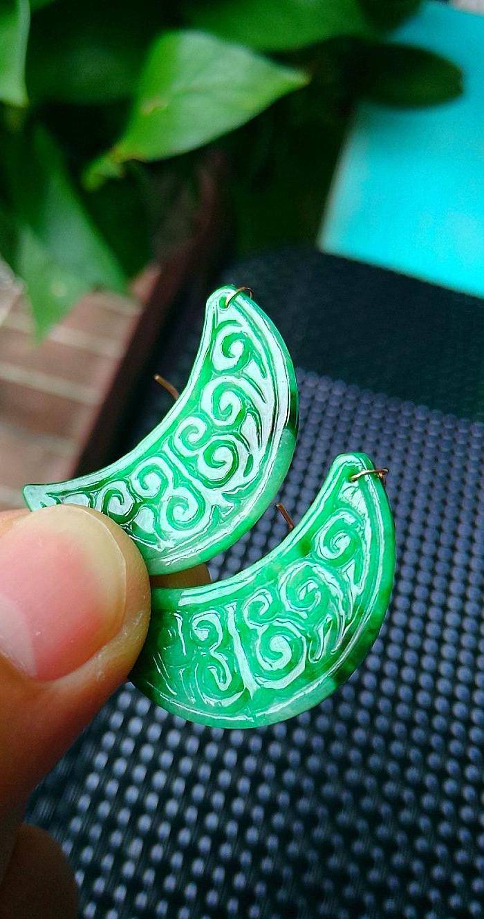 14k包金冰润阳绿精雕月牙吊坠图3