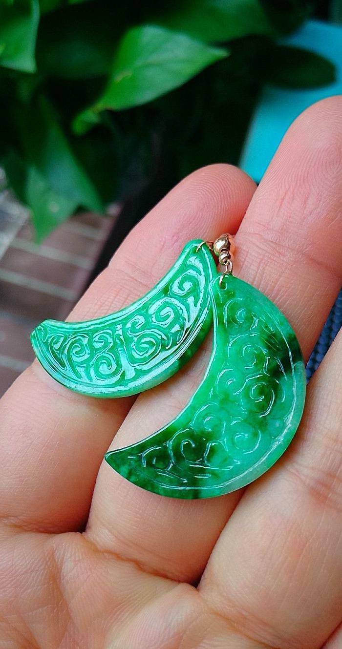 14k包金冰润阳绿精雕月牙吊坠图4