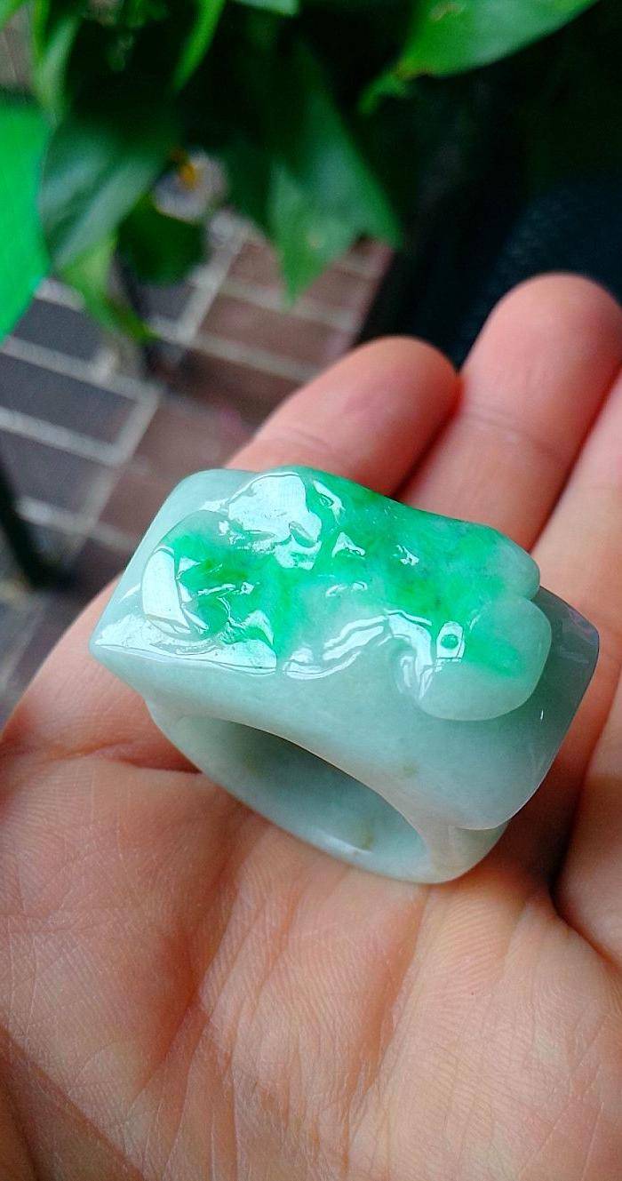 冰润阳绿精雕马鞍戒指图3