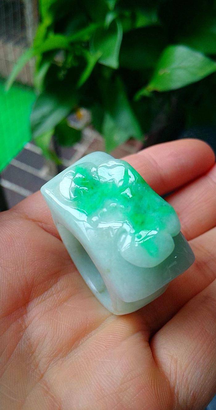 冰润阳绿精雕马鞍戒指图5