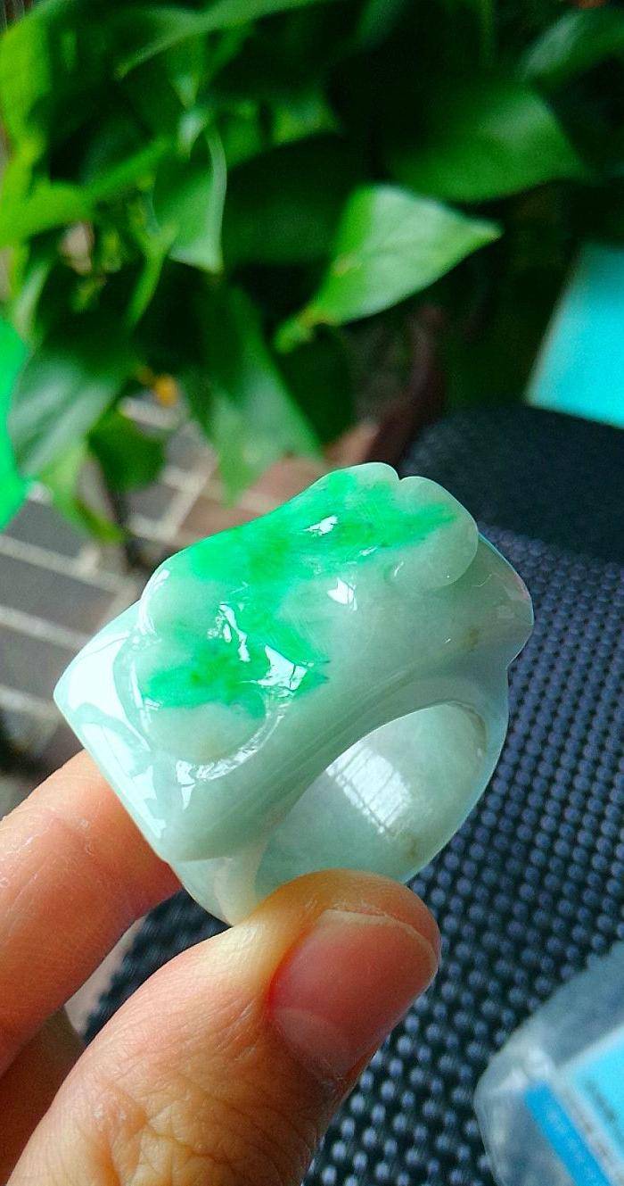 冰润阳绿精雕马鞍戒指图7