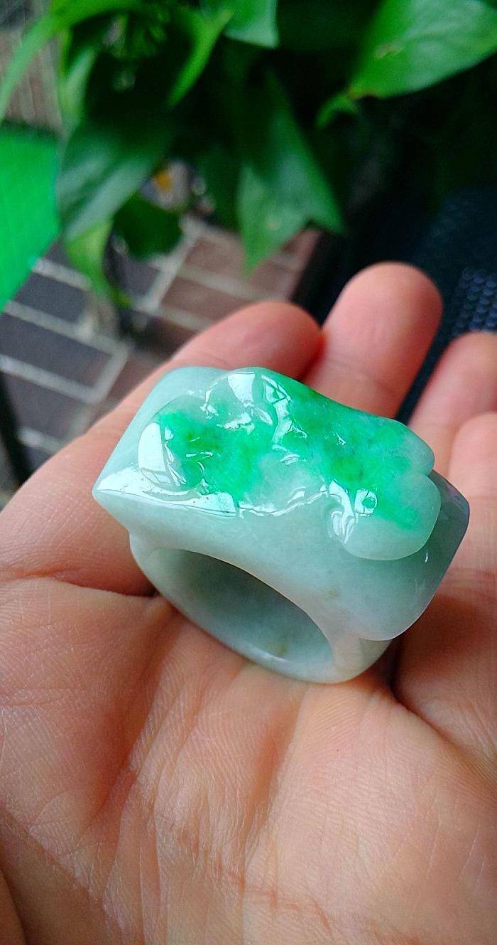 冰润阳绿精雕马鞍戒指图8