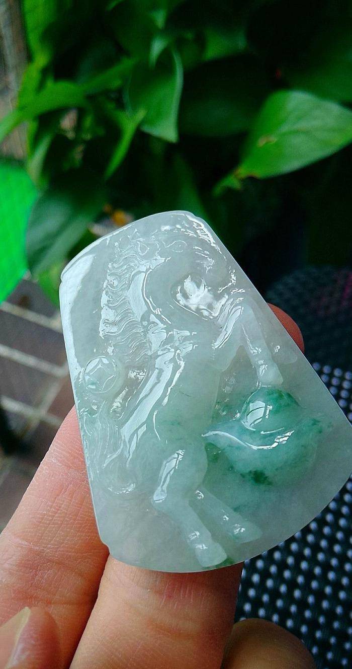 冰种飘绿策马奔腾吊坠图2