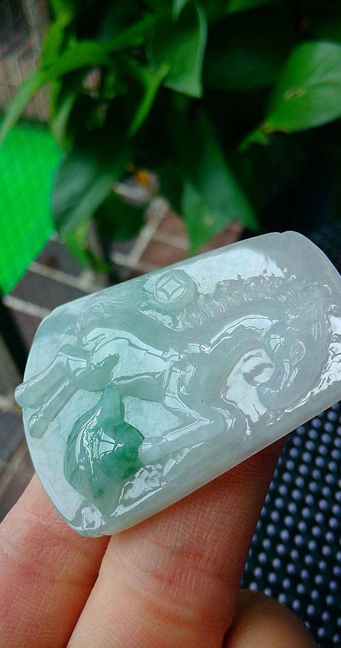 冰种飘绿策马奔腾吊坠图3