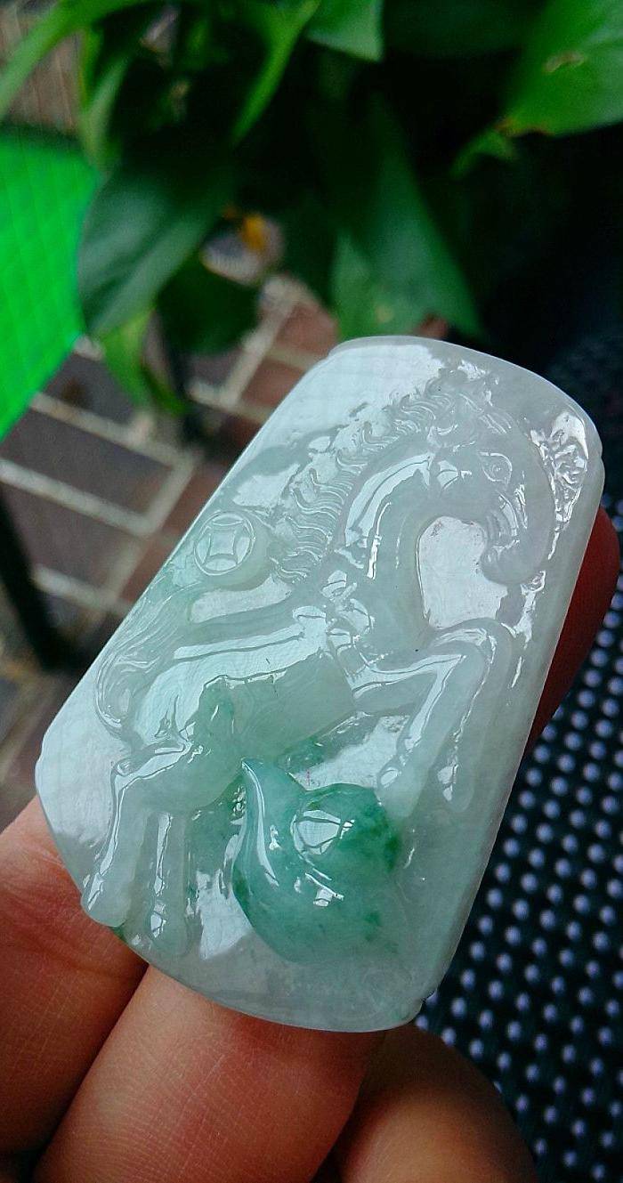 冰种飘绿策马奔腾吊坠图8