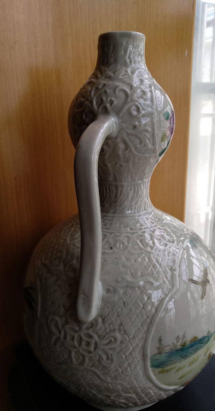 欧州回流。豆青釉轧花粉彩开光葫芦瓶,高:31.6Cm。图5