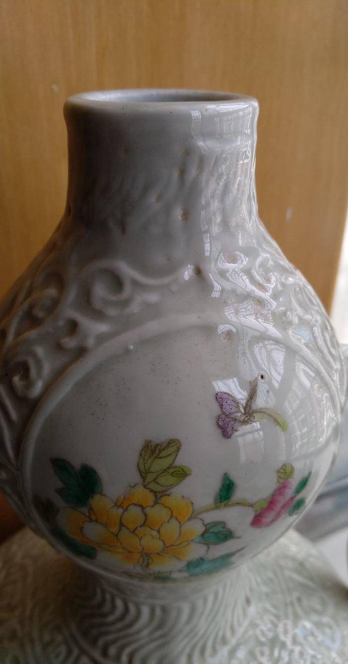 欧州回流。豆青釉轧花粉彩开光葫芦瓶,高:31.6Cm。图4