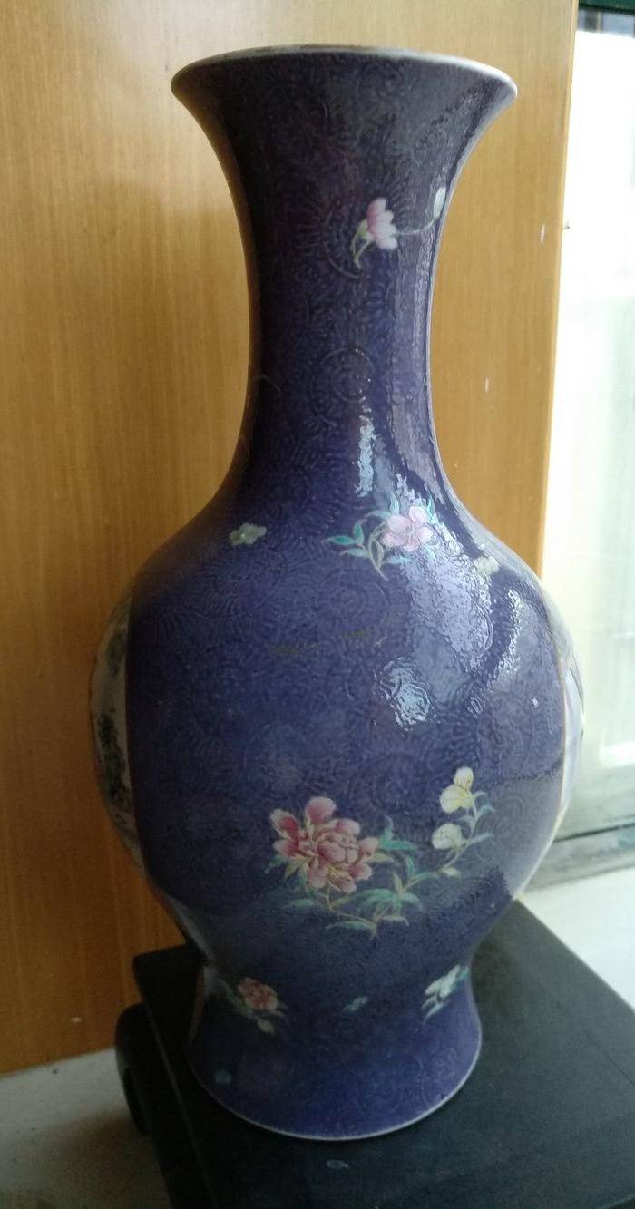 欧洲回流。 大清乾隆年制 款紫罗兰地轧花粉彩人物开光瓶,高34.8Cm图3