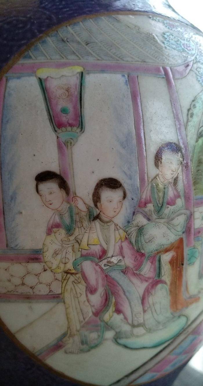 欧洲回流。 大清乾隆年制 款紫罗兰地轧花粉彩人物开光瓶,高34.8Cm图8