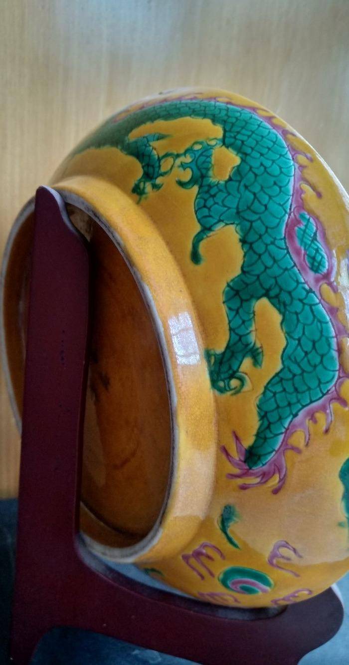 欧州回流。大明嘉靖款,鸡油黄地红绿彩龙盘。径:17.8Cm。图5