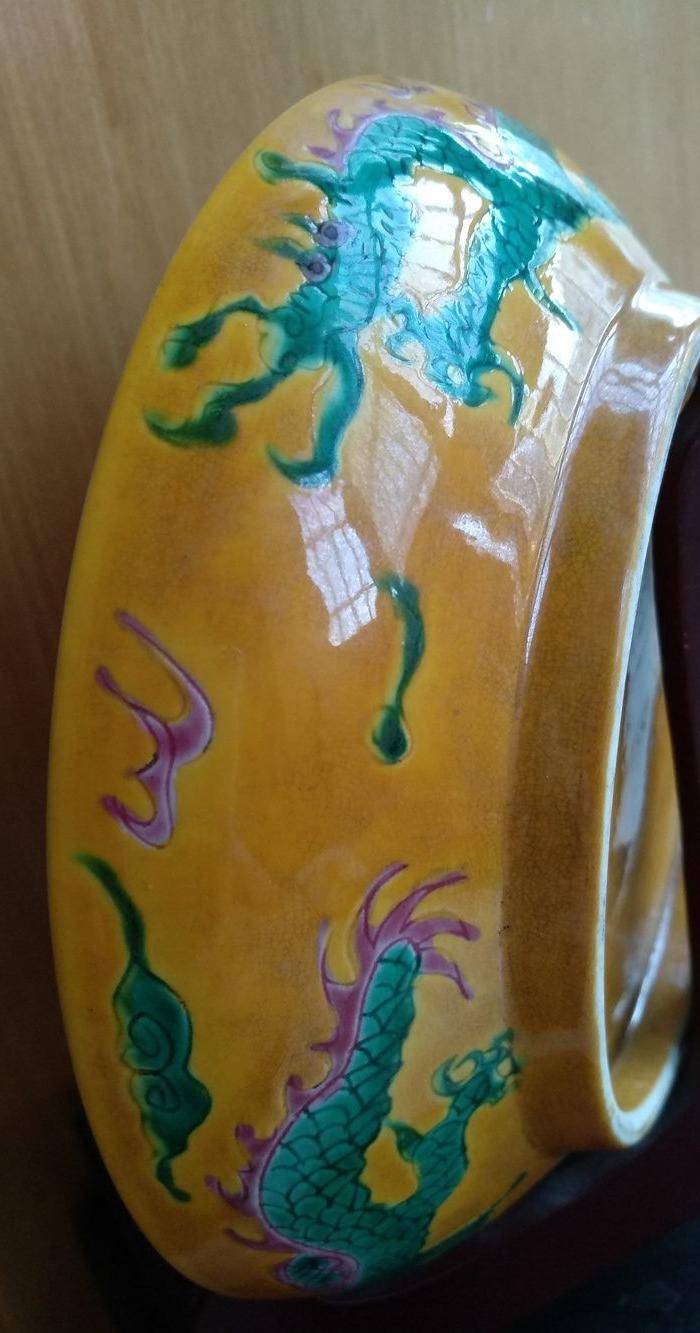 欧州回流。大明嘉靖款,鸡油黄地红绿彩龙盘。径:17.8Cm。图6
