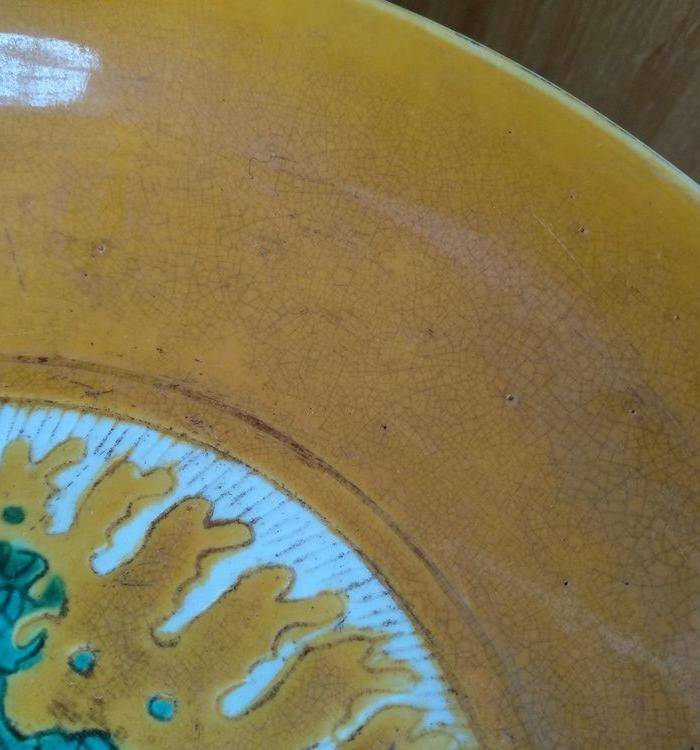 欧州回流。大明嘉靖款,鸡油黄地红绿彩龙盘。径:17.8Cm。图10