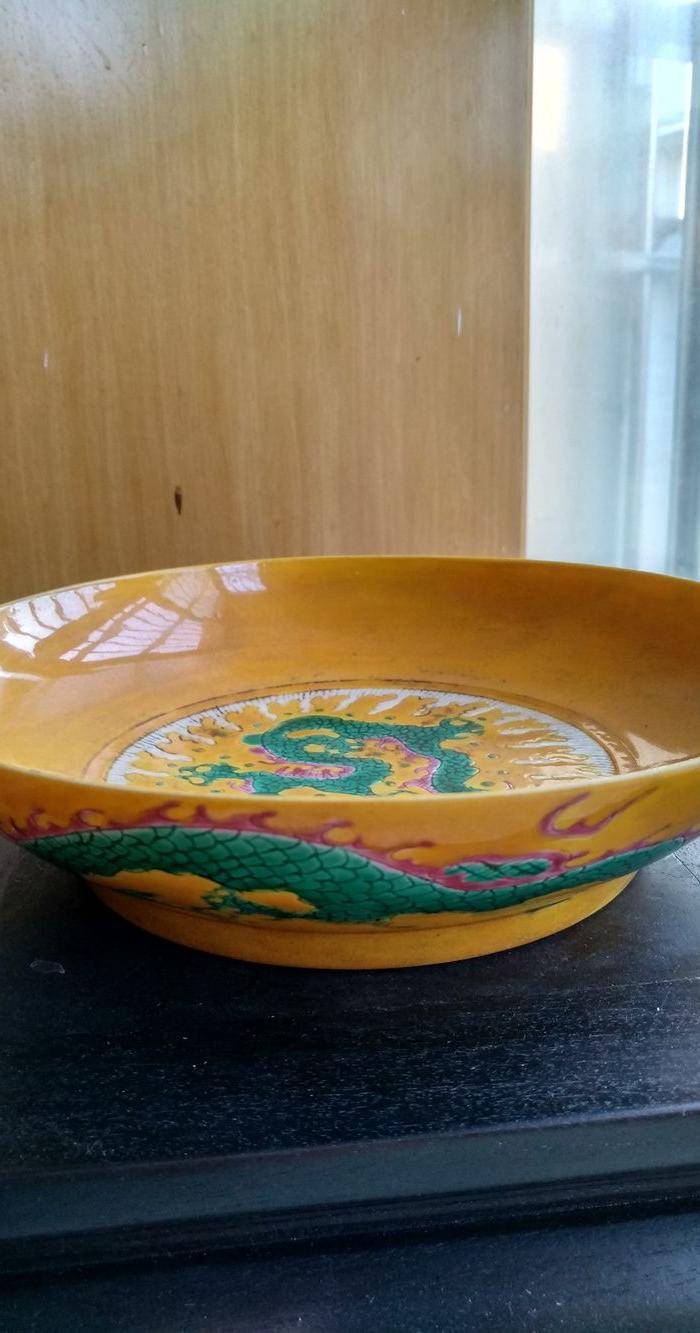 欧州回流。大明嘉靖款,鸡油黄地红绿彩龙盘。径:17.8Cm。图3