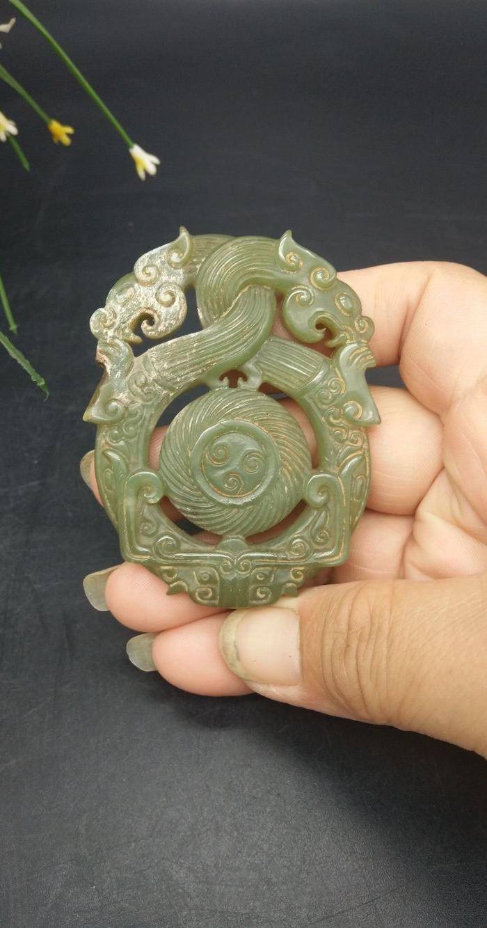 和田青玉双龙戏珠把件 挂件图2