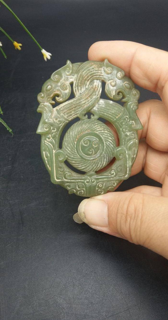 和田青玉双龙戏珠把件 挂件图4